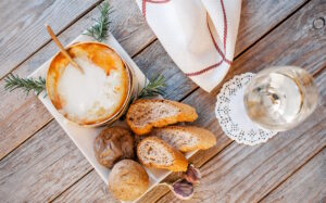 Déguster un Mont d'Or après l'avoir chauffé au four, accompagné de pommes de terre et de charcuterie, est un délice !