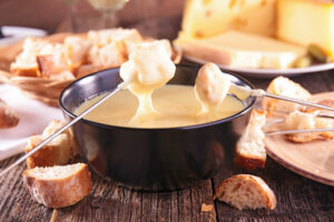 La Maison Cardinet vous propose : fondue savoyarde, fondue suisse, fondue moitié / moitié, fondue à l'eau